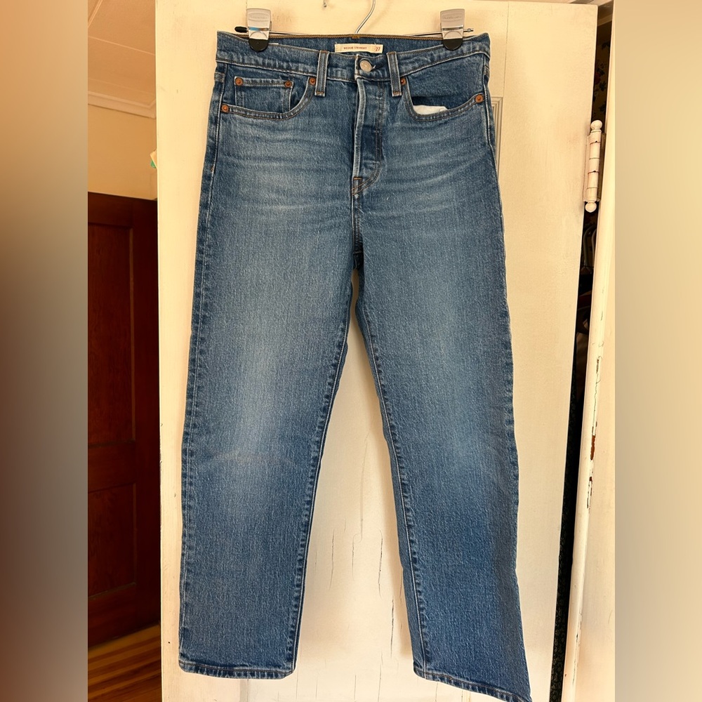 Size 27 levi wedgie jeans
